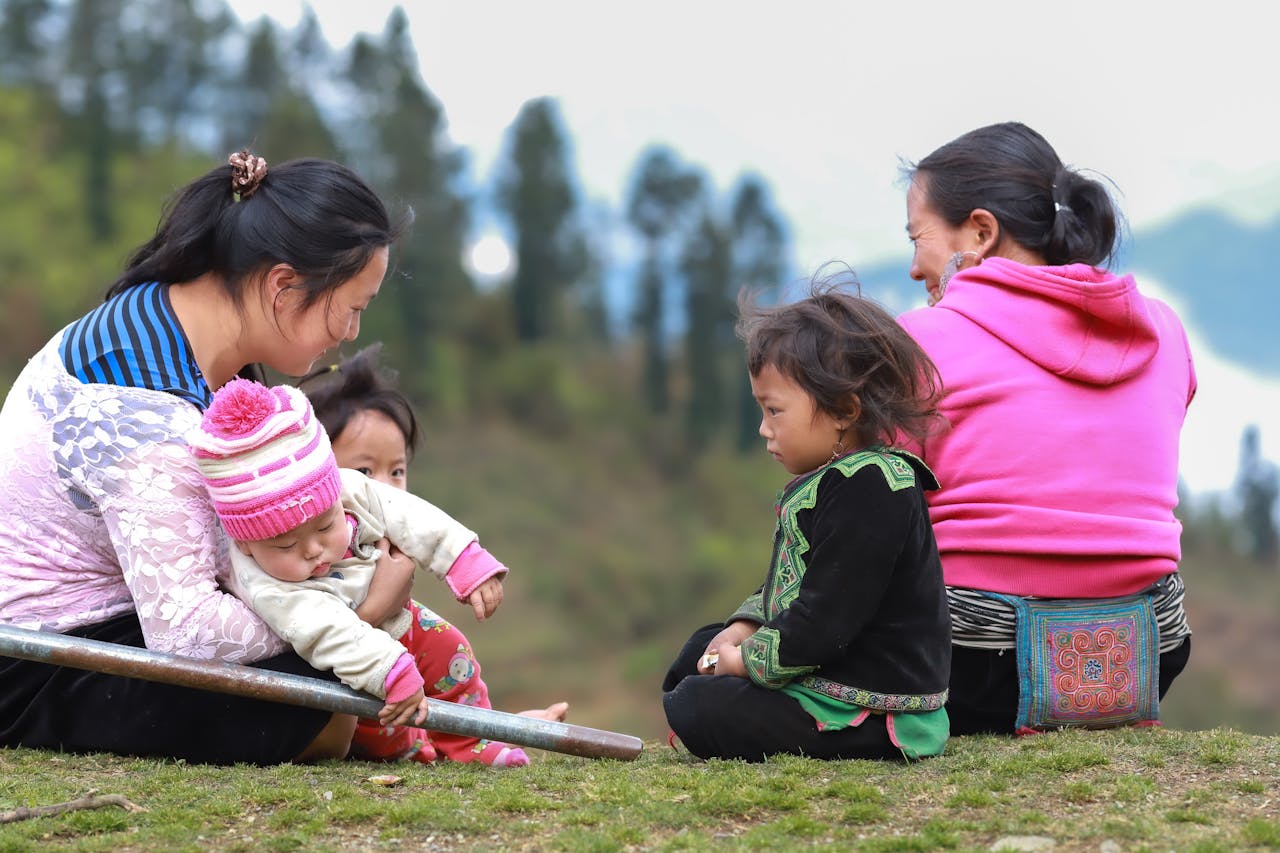 gallery-04 A candid portrayal of a family enjoying outdoor time in Lào Cai, Vietnam.
